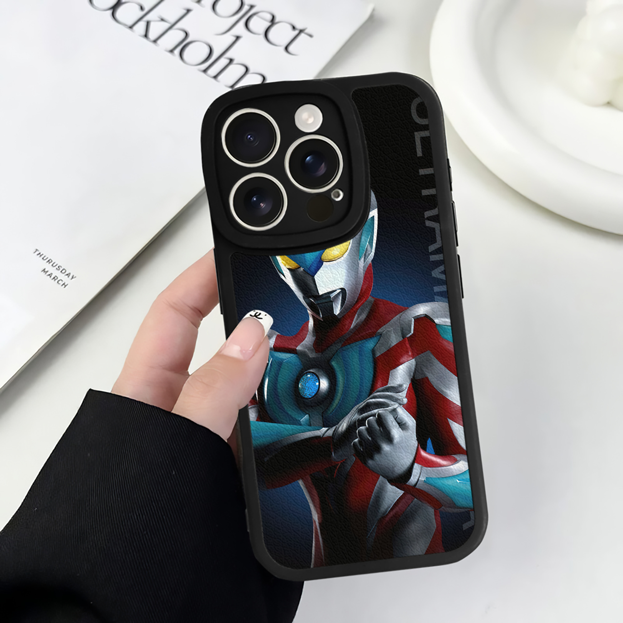 （画像用） ウルトラマン Ultraman 【iPhone 16シリーズ対応】シリコンスマホケース（レザー調） 材質：シリコン